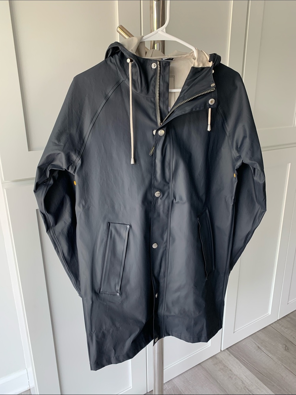 Cotes of London Women’s Hooded Navy Raincoat with Contrast Lining, Size XXS.